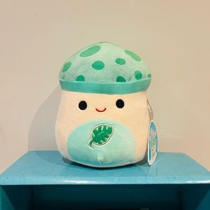 Brand new 8” Squishmallow Hot Topic Exclusive green leaf Sydney Mushroom